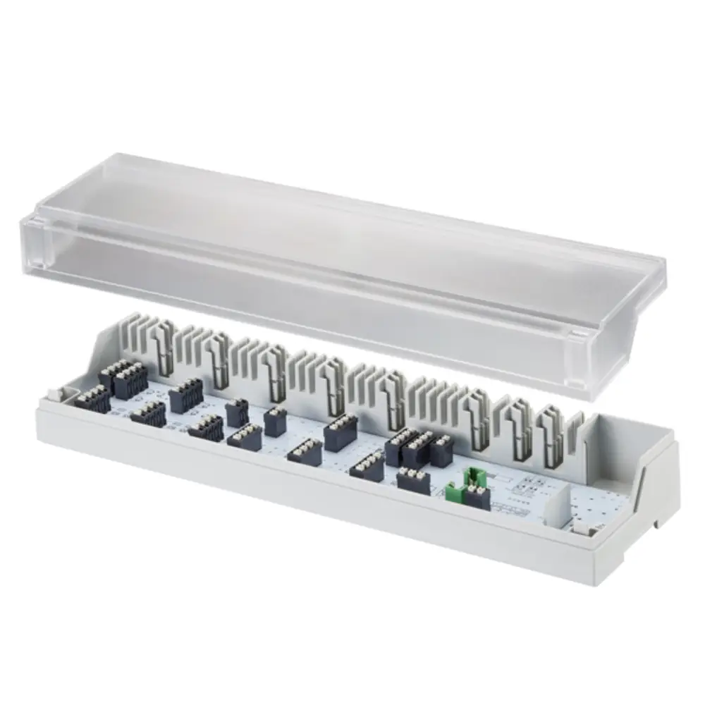 Oventrop elektrische Anschlussleiste mit Platz für mehrere Regelzonen. Die Leiste ist in einer transparenten Abdeckung untergebracht und verfügt über Anschlüsse für Steuerungen.